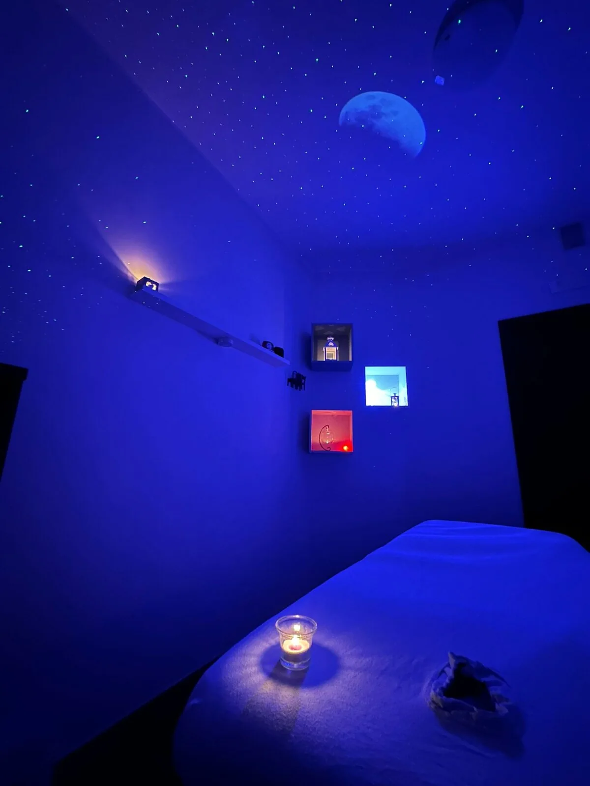 Lo spazio dedicato ai massaggi di Gaspare Bongiorno a Mascalucia con lettino e illuminazione blu